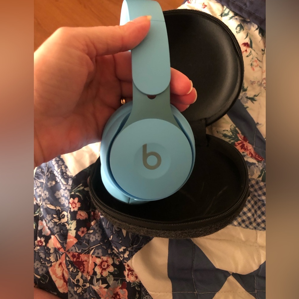 Beats Solo Pro Wireless Noise Cancelling On-Ear Headphones in light blue - Picture 4 of 9